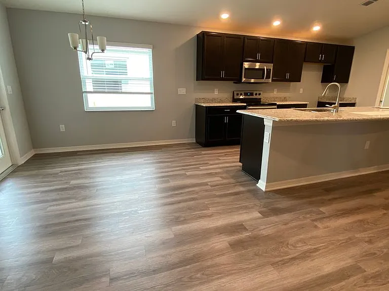 595 Lorient Dr — Photo 4