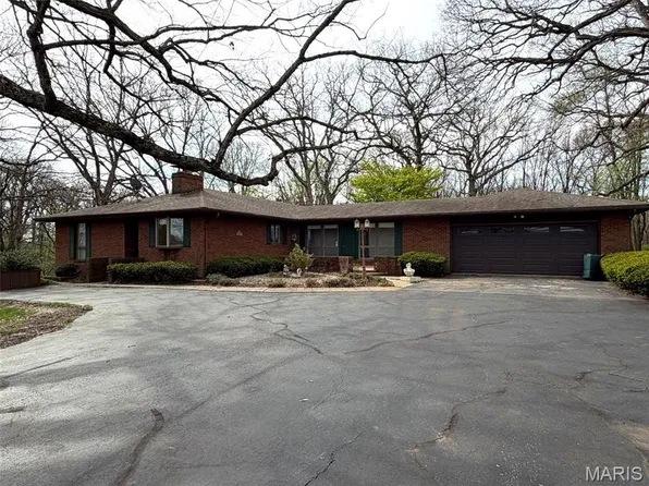 17466 Lageman Ln, Brighton, IL 62012