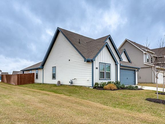 2nd image of 829 Primrose Ln