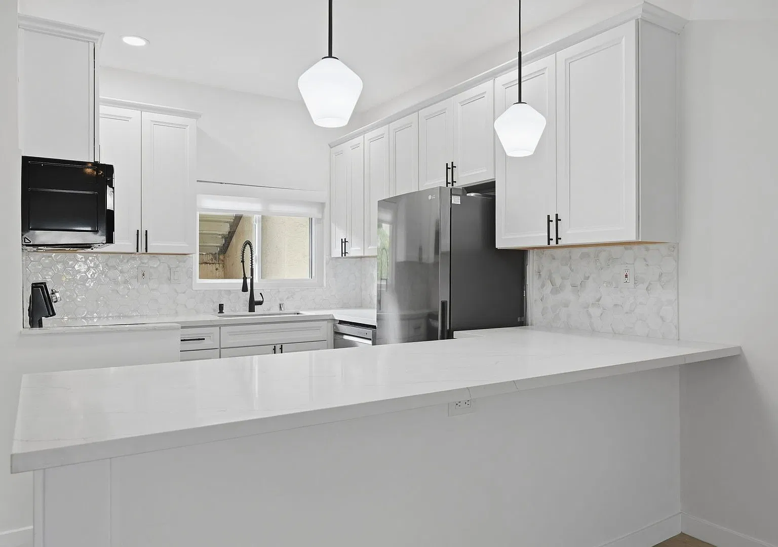 Beautifully Updated 2-Bedroom Condo in The Villas of Calavera — Photo 1