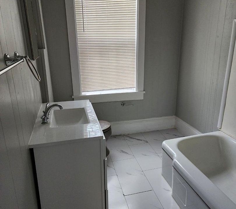 1st image of 415 Park Ave W #3