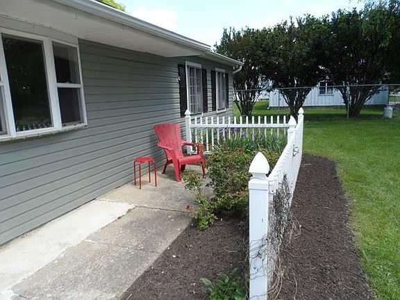 3rd image of 42 Maplewood Dr