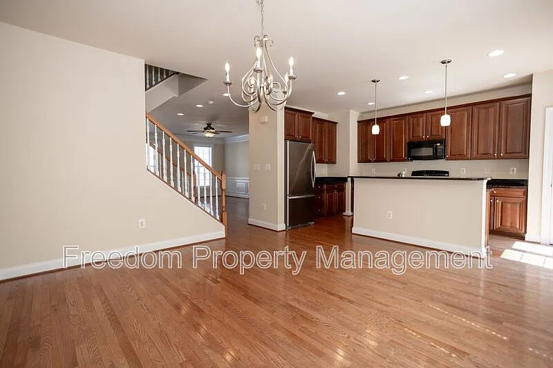 3 bed, 3.5 bath, 2880 sqft, $3,317 — Photo 3