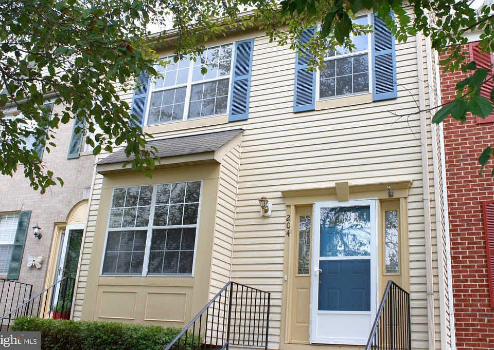 1st image of 204 Barrows Ct
