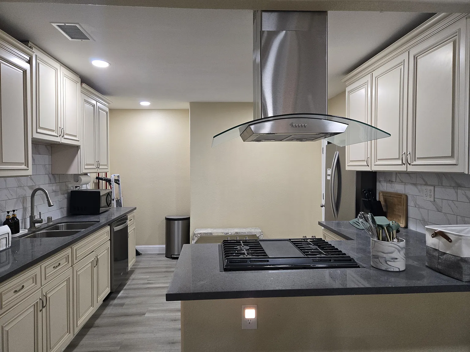 3 bed, 1500 sqft, $3,700 — Photo 3