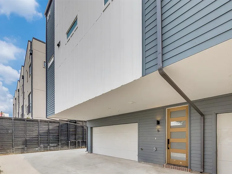 2915 Lucas Dr #105 — Photo 2