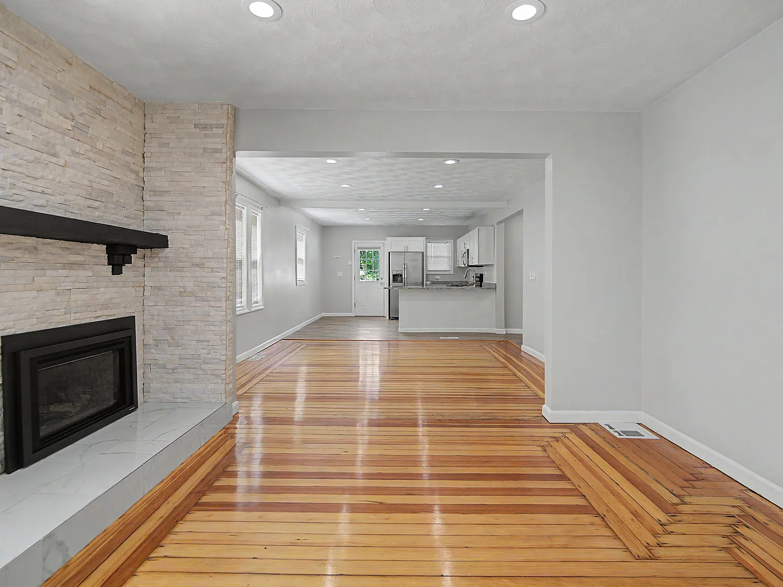 2 bed, 1010 sqft, $2,100 — Photo 2