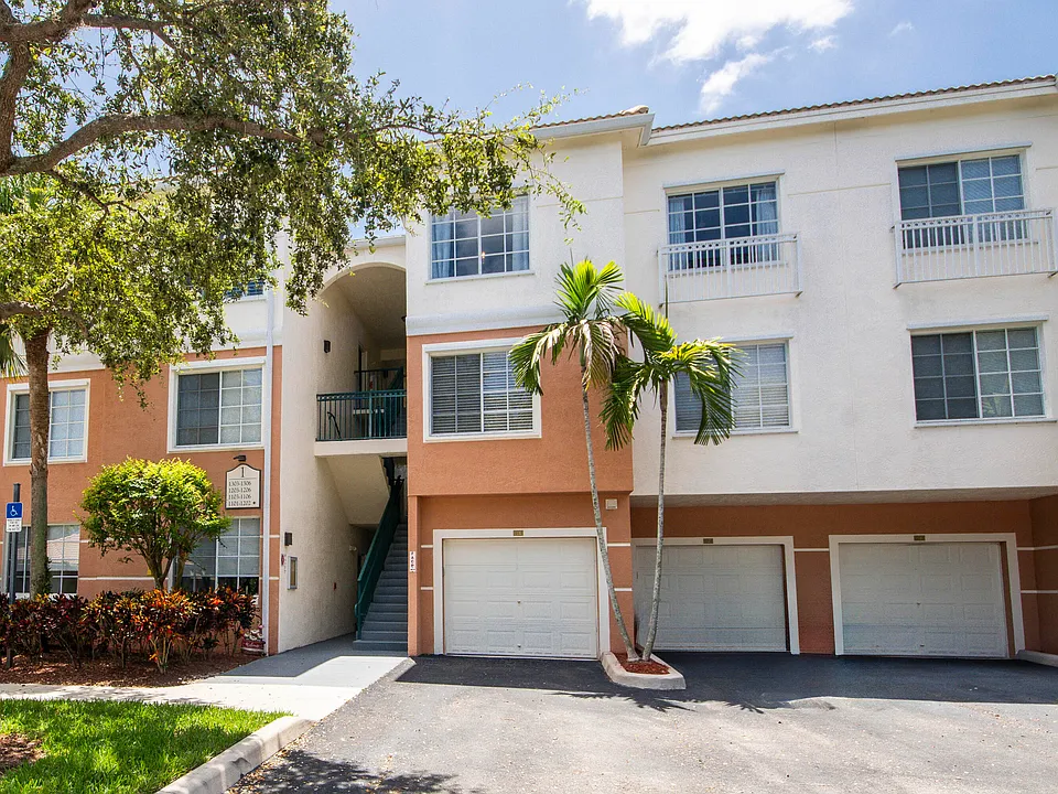 1305 Myrtlewood Cir E
