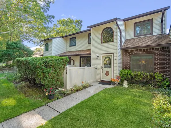 356 Clubhouse Court, Coram, NY 11727