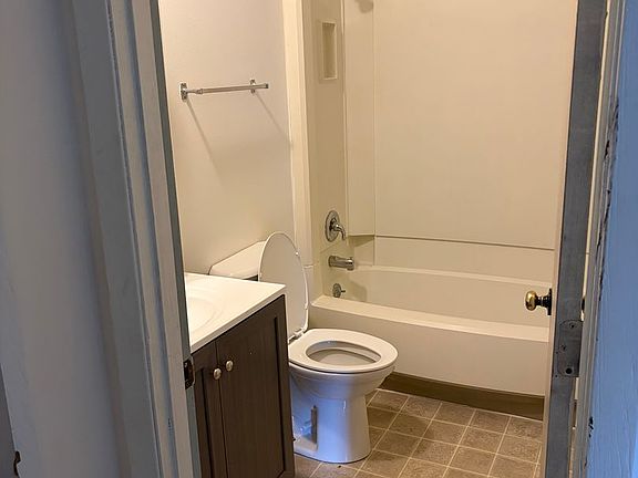4th image of 2037 Woodlawn Ave #1-10