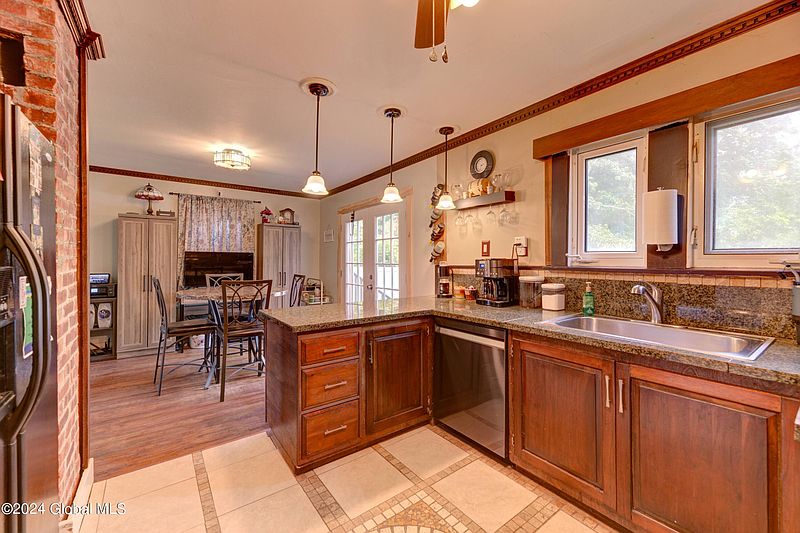 3rd image of 168 East Boulevard