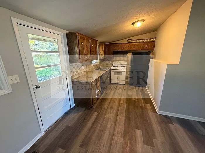 4 bed, 1.5 bath, 1200 sqft, $1,375 — Photo 4