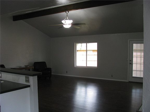 4th image of 2205 Tanglewood Dr