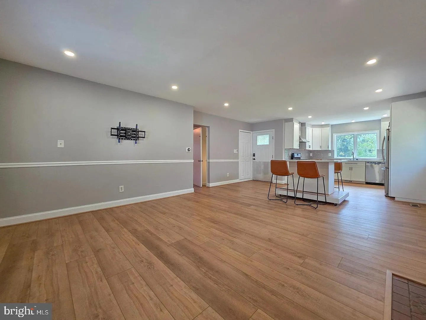 4 bed, 2.0 bath, 2078 sqft, $4,200 — Photo 4