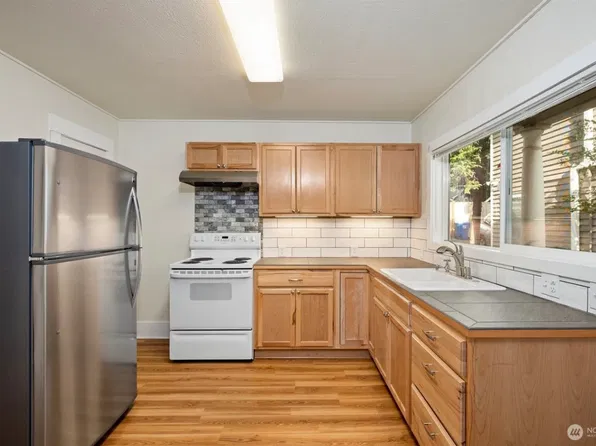 740 N 75th St, Seattle, WA 98103