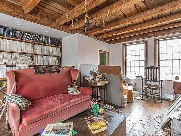 5th image of 804 Main St