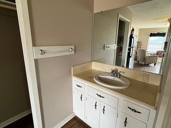4th image of 1109 Shasta Dr Unit 4