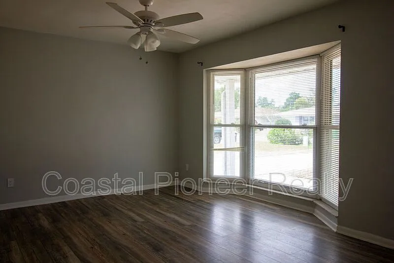 3 bed, 2.0 bath, 1540 sqft, $2,545 — Photo 2