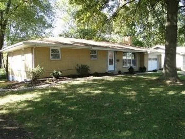 14 Huntington Dr, Belleville, IL 62223