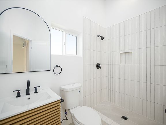 5th image of 4322 48th St Unit 2