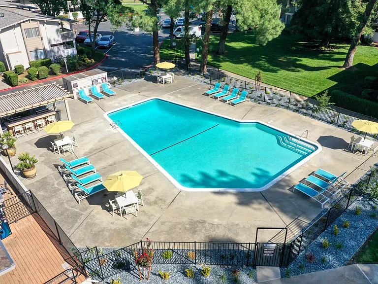 Renaissance Park Apartments — Photo 18