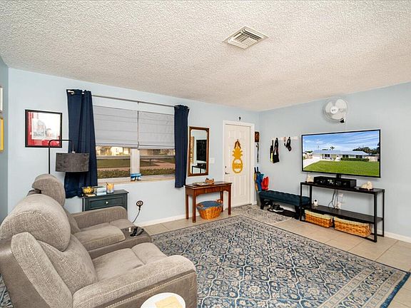 4th image of 2543 SE Petit Lane