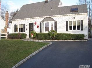 71 Cotton Ln, Levittown, NY 11756