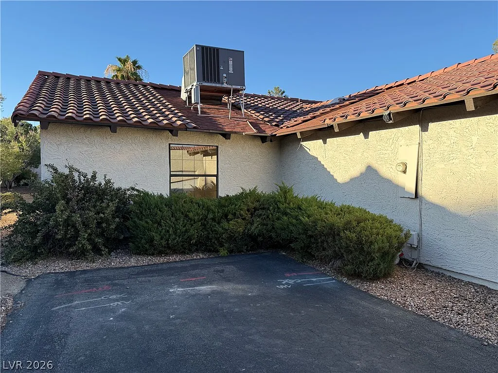 4 bed, 2.0 bath, 1972 sqft, $2,200 — Photo 3