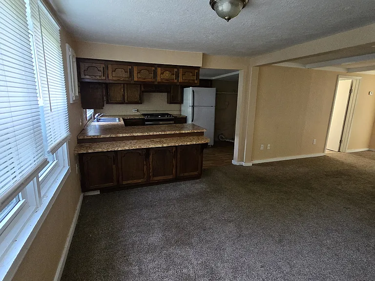 252 E Center St — Photo 3