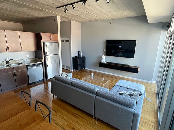 4th image of 630 N Franklin St APT 915