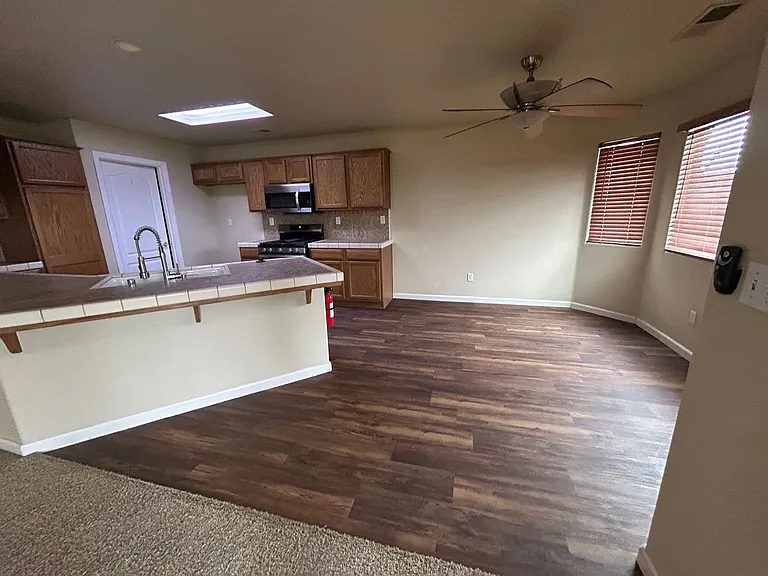 2416 Glacier Way — Photo 3