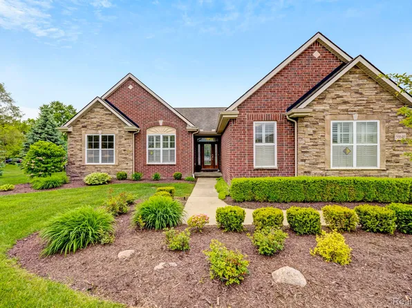 59649 Mallory Ln, South Lyon, MI 48178