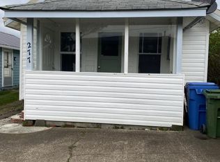 277 1st St, Yachats, OR 97498