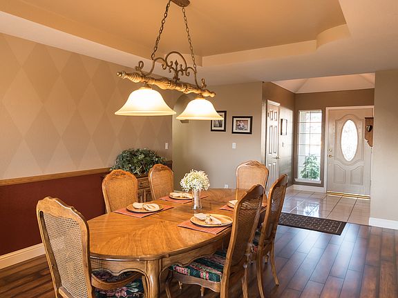 Formal Dining room/entryway