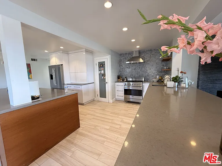 200 Larsson St — Photo 9