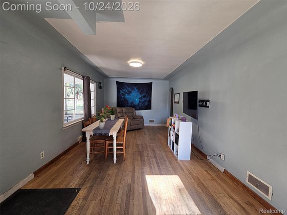4th image of 2344 N Linden Rd