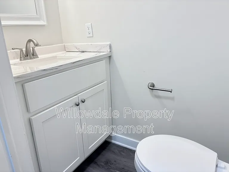 102 E Charing Cross — Photo 13
