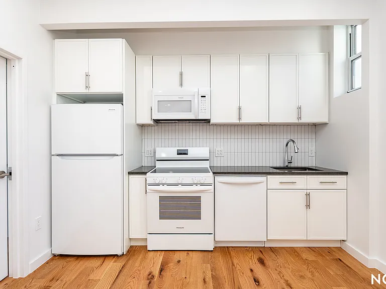 129 Graham Ave #3R — Photo 8