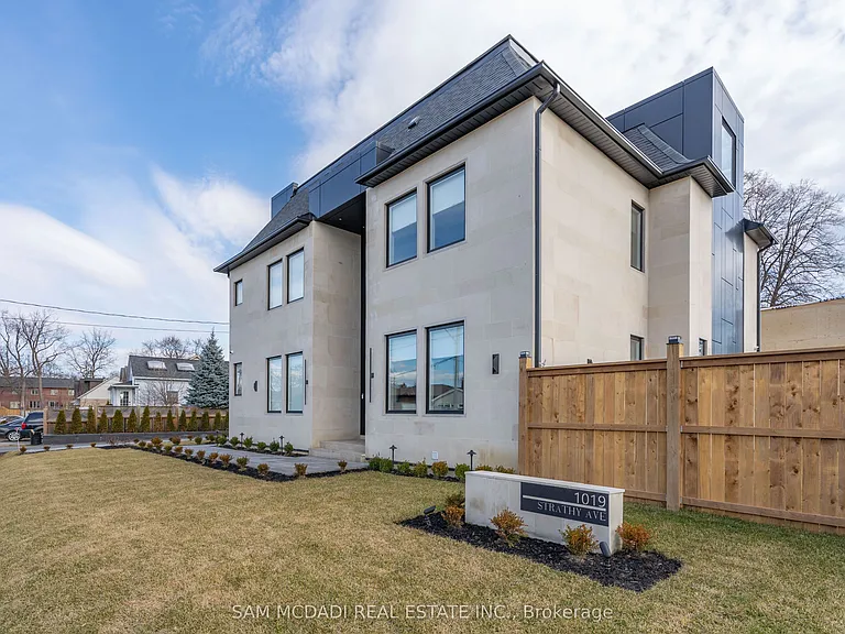 1019 Strathy Ave — Photo 2