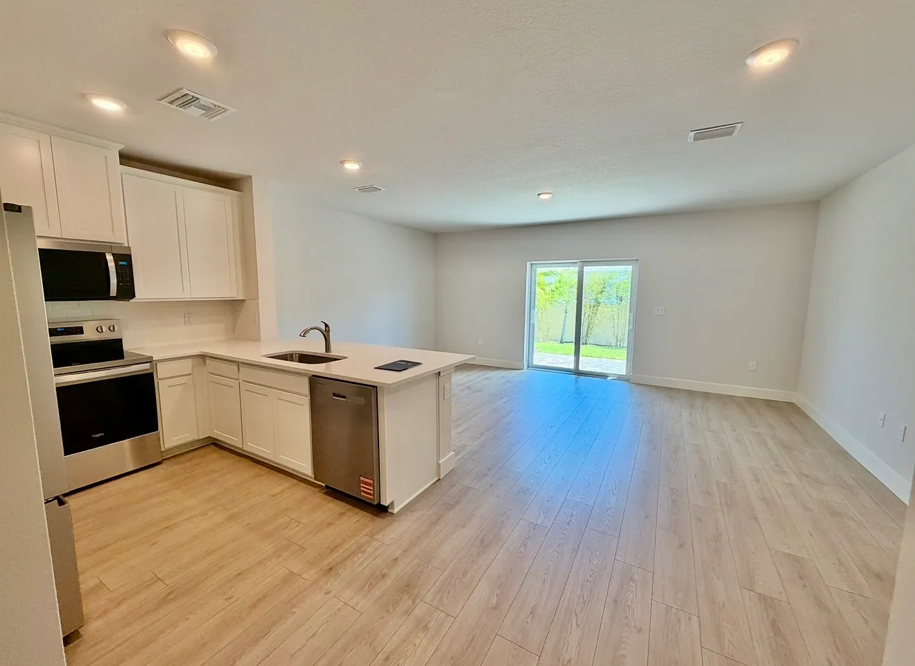 3 bed, 2.5 bath, 1463 sqft, $2,800 — Photo 2