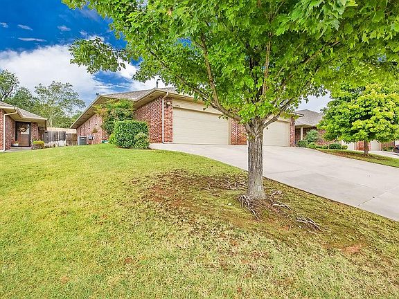3rd image of 13713 Oxford Dr