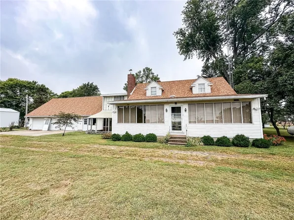 9749 E 900th Rd, Paris, IL 61944