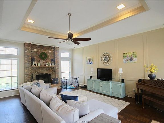 4th image of 9218 Shadowcrest Dr