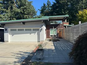 204 Lake Hills Blvd