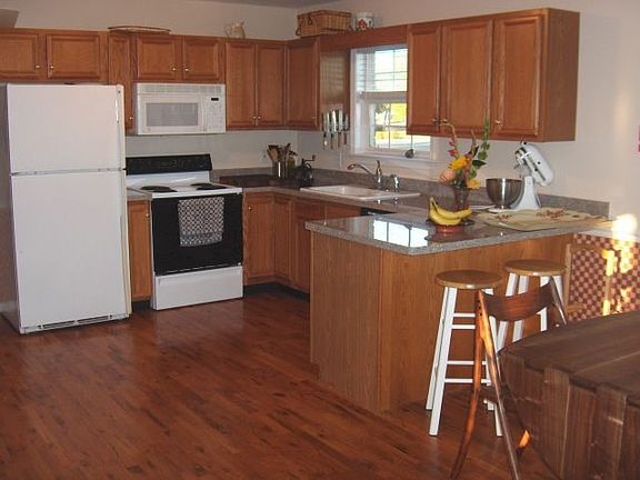 Big eat-in kitchen with custom hardwood
