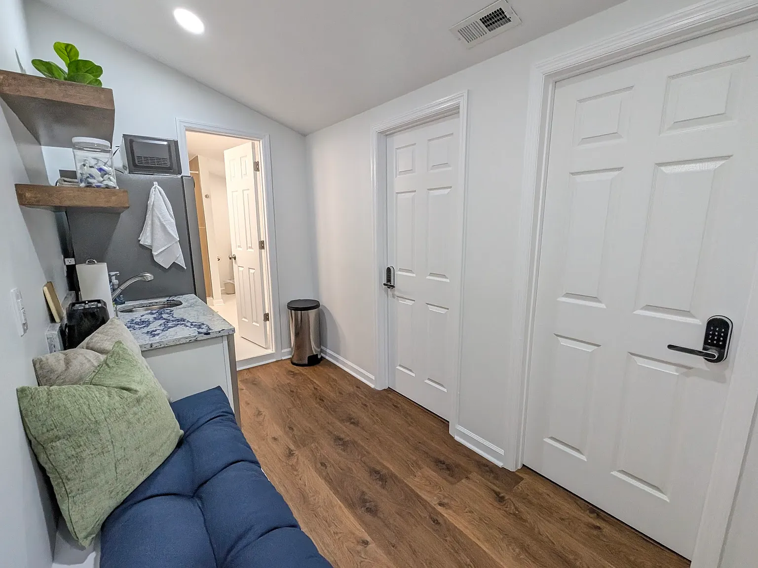 1 bed, 1750 sqft, $899 — Photo 2