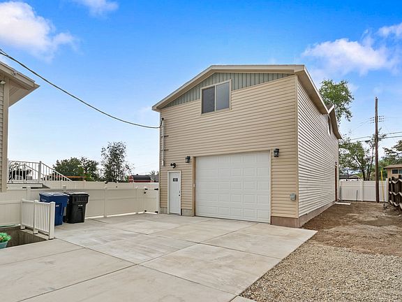 3rd image of 1027 E Serpentine Way