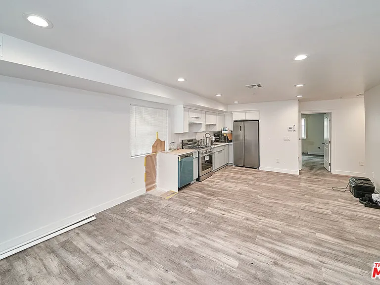 601 1/4 W 41st Pl — Photo 4