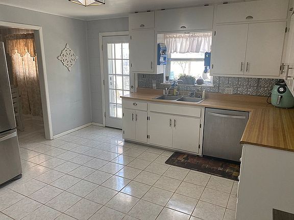 4th image of 833 E Avenue R