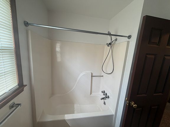 5th image of 208 Hammett St